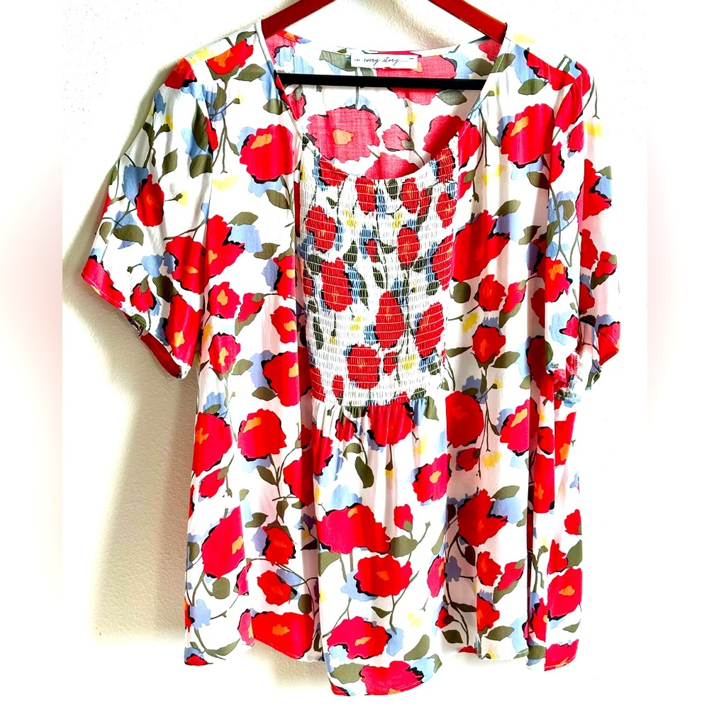 In Every Story Women's 1X Red Poppy Floral Short Sleeved Shirred Front‎ Blouse
